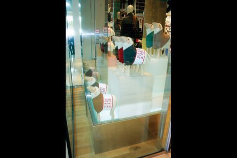 Uniqlo_Westfield_Stratford__2_